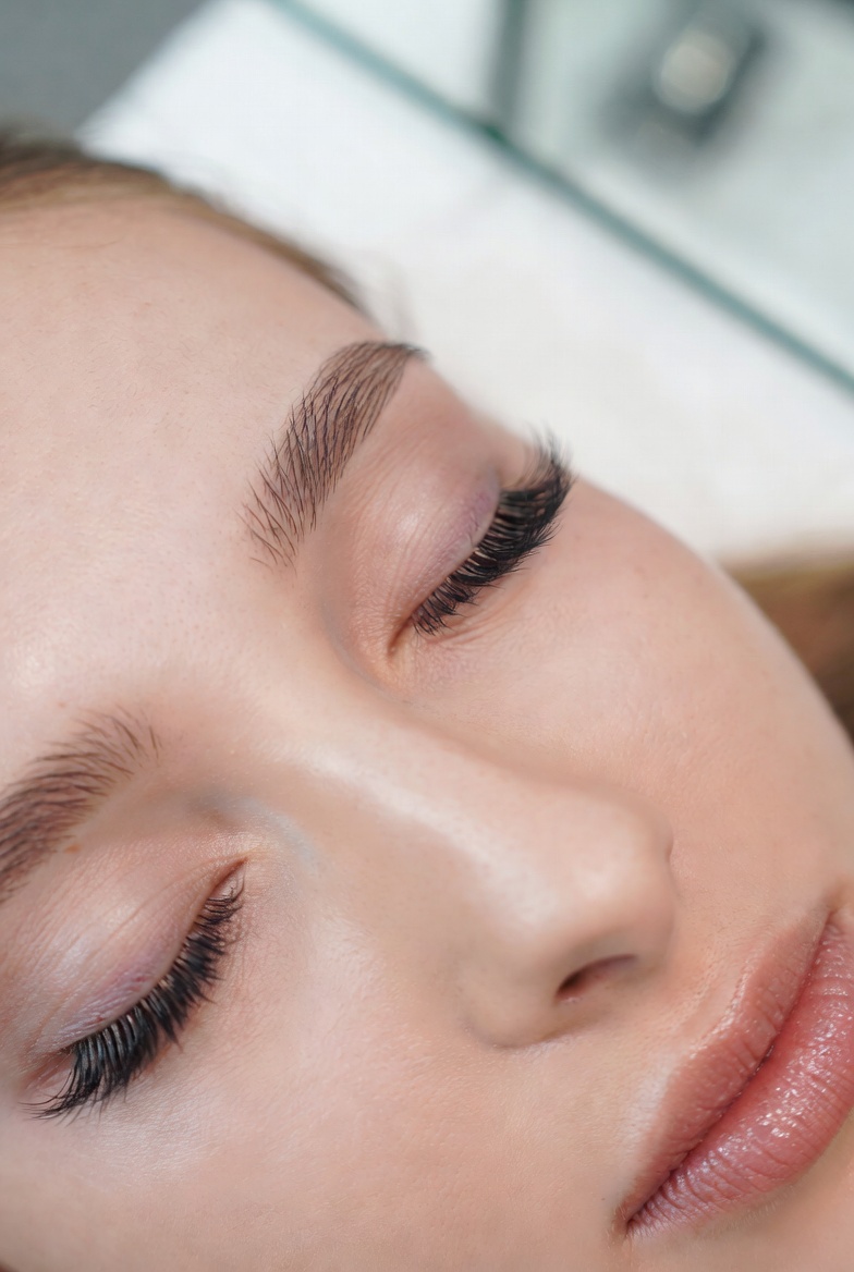 Augenbraue nach Powder-Brows-Pigmentierung in Nahaufnahme