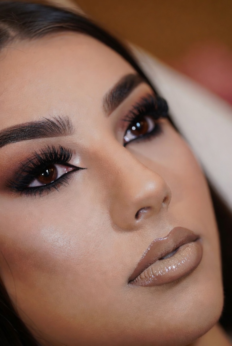 Kundin mit vollem Wimpernaufschlag und definierten Brauen