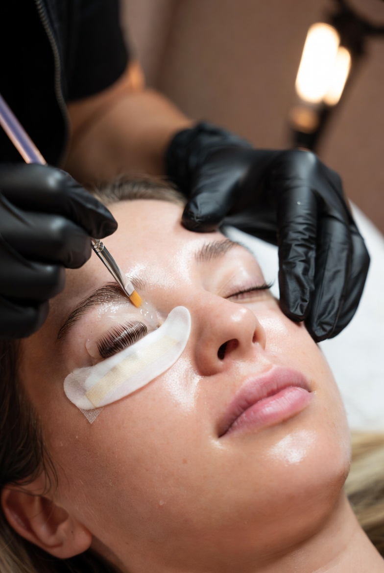 Wimpernbehandlung mit Silikonpads am geschlossenen Auge
