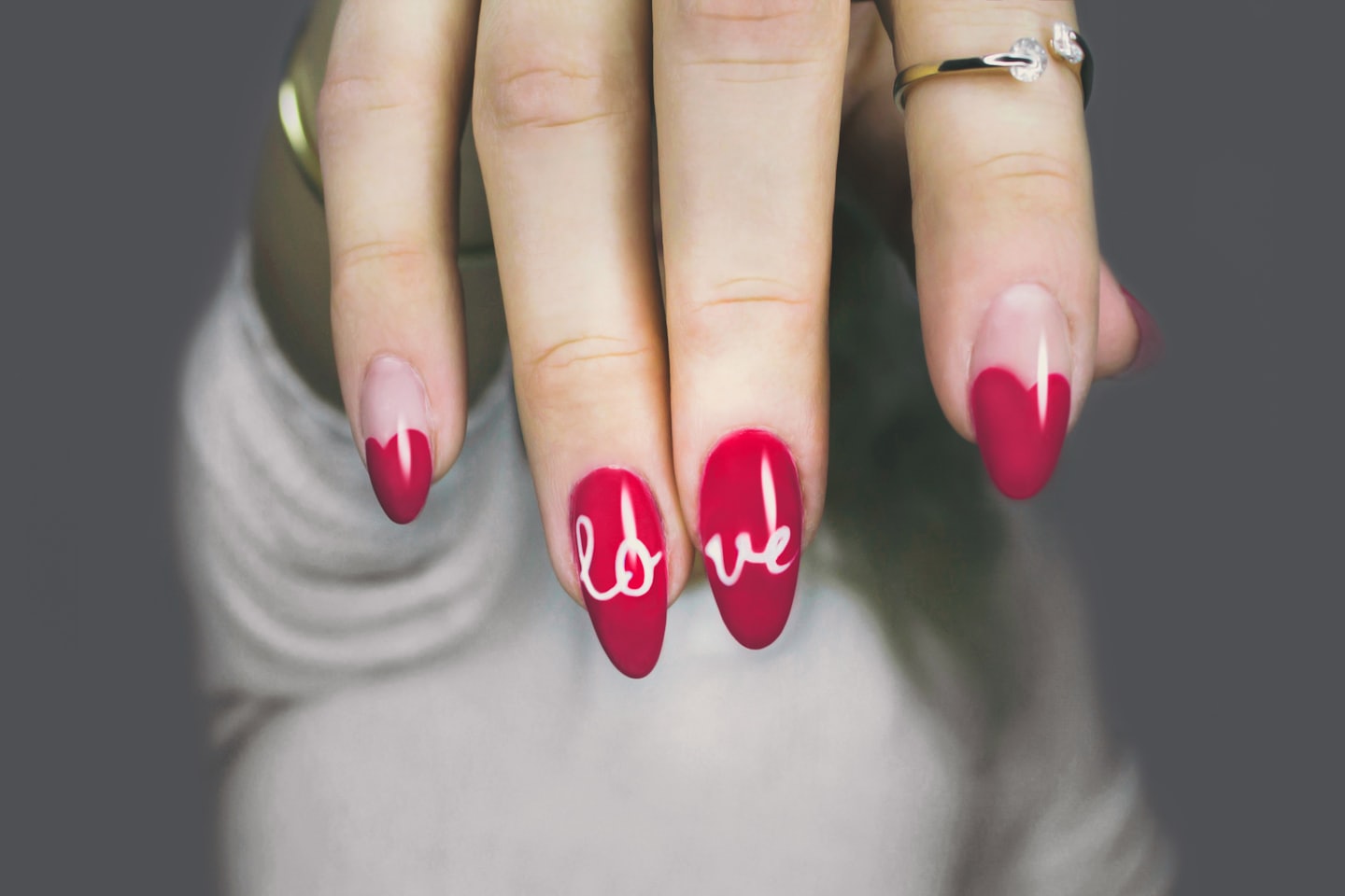 Gelnägel mit individuellem Nail-Art-Design